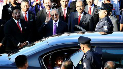 Malaysias nye statsminister Mahathir Mohamad (med lilla slips) har kritisert en rekke prosjekter som den forrige regjeringen igangsatte som «hvite elefanter». Nå skrotes prosjekter verdt flere hundre milliarder kroner.