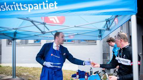 Landbruksminister Jon Georg Dale serverer pølse til samferdselsminister Ketil Solvik-Olsen på Fremskrittspartiets landsmøte.