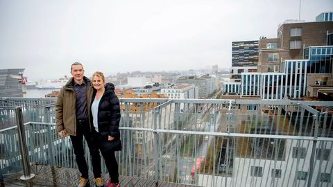 Johan Nordström og samboer Ruby Davis på balkongen i leiligheten i Barcode-rekken. Nordström var en av de første innflytterne i Bjørvika.