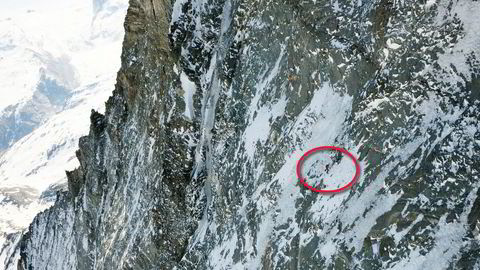 Klatrer uten sikring. Dani Arnold (33) blir liten i den store fjellveggen opp mot Matterhorn på grensen mellom Sveits og Italia. Faller han her, blir fallet fatalt.