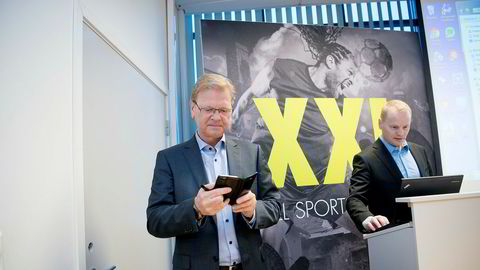 XXL-sjef Fredrik Steenbuch (til venstre) og avgående finansdirektør Krister Pedersen på kvartalspresentasjonen der Steenbuch laget show med en liksomtelefon fra en shortinvestor.