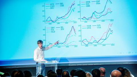 Forsker Andre Anundsen i Norges Bank har studert hvordan inntekt, rente, boligmasse og befolkningsvekst påvirker balansen i boligmarkedet. Resultatene viste han frem på Eiendom Norges årlige konferanse for bransjen torsdag.