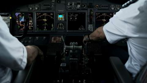 SAS prøver å få pilotene til å godta nye kutt, og frister med å beholde flere i jobben. Her fra SAS-cockpit tidligere i år.
