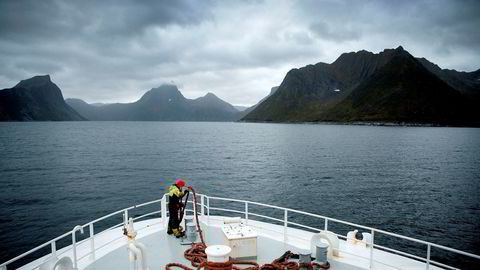 Det norske sjømatselskapet Nergårds nest største eier har mottatt 50 millioner kroner fra Samherjis etterforskede Kypros-selskap. Her er en Nergård-tråler på vei fra Tromsø til Senjahopen.