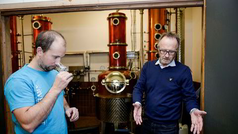 Odd Johan Nelvik (til høyre) og daglig leder Fabian Widmer viser frem noen av ingrediensene i suksessen Harahorn gin hos brennevinsprodusenten K G Puntervold i Grimstad.
