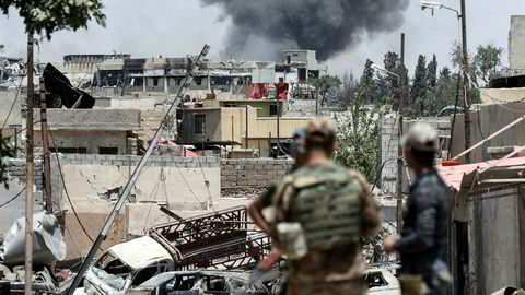 Røyk velter opp etter kamphandlinger i Mosuls vestlige Al-Shifa-distrikt 15. juni i år. Irakiske styrker kjemper for å gjennvinne kontrollen fra IS.