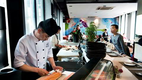 I 2017 måtte kokken Feng Jiang på restauranten Haiku i Shanghai ta til takke med skotsk laks. Siden den gang har salget av norsk laks helt tatt av i Kina. Denne uken passerer salget 100 milliarder i 2019.