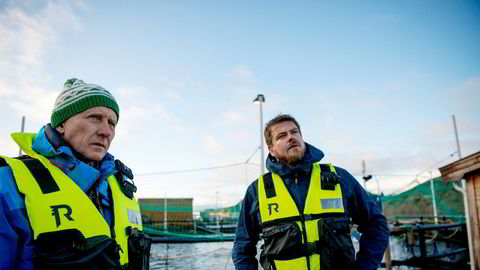 Styreleder Brynjar Forbergskog (til venstre) og daglig leder Trond-Otto Johnsen i Akvafuture i Hamnsundet i skjærgården på Helgelandskysten.
