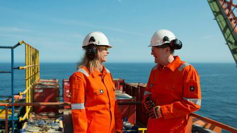 Geolog Kari Lokna og norgessjef Atle Sonesen i oljeselskapet VNG ute på boreriggen i Norskehavet i 2014, kort tid etter funnet av det som nå blir Fenja-feltet.