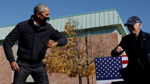 USAs tidligere president Barack Obama kom lørdag ettermiddag til Flint i Michigan for å hjelpe Demokratenes presidentkandidat Joe Biden (til høyre) – hans egen visepresident gjennom åtte år – med å vinne valget. Obama gikk straks i strupen på Donald Trump.