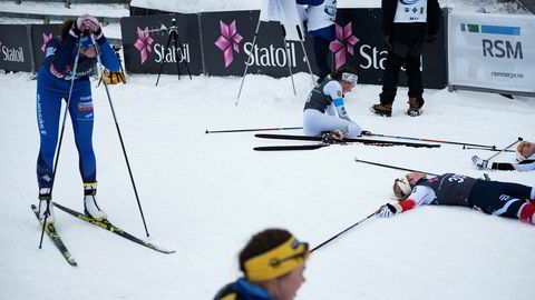 Den eldste juniorklassen på jentesiden i Norgescupen i Holmenkollen sist helg hadde over 140 påmeldte på fredagens fem kilometer. Her ligger løperne strødd i målområdet etter målgang.