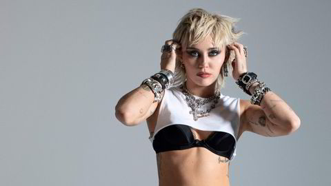 Miley Cyrus kaster seg over 80-tallsrocken på sitt syvende studioalbum siden hun debuterte med «Hannah Montana 2: Meet Miley Cyrus» i 2007.