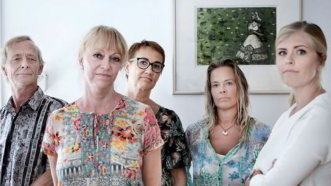 Tantes vilje. Gunnar Bergrem (63) (fra venstre), Yvette Thuille Vaage (58), Marith Synnøve Holmgren Sander (62), Hege Cathrine Bergrem (53) og Caroline Sander Skotvedt (31) ser alle på seg selv som vanlige folk med vanlige jobber. De 35 millionene tanten etterlot seg, ville kunne endre livssituasjonen deres betraktelig.