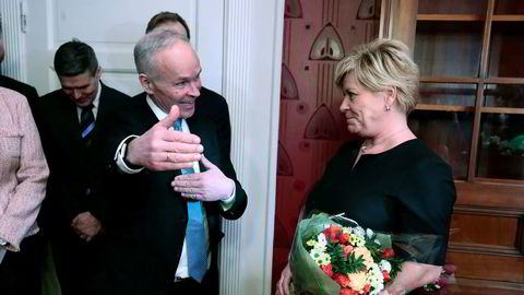 Tidligere finansminister Siv Jensen (Frp) og nåværende finansminister Jan Tore Sanner (H) under nøkkeloverrekkelsen på i departementet tidligere i år.
