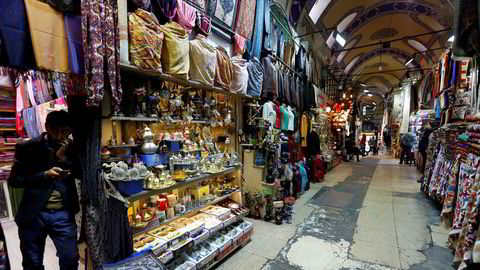 Det kan bli mange stille dager her på historiske Grand Bazaar i Istanbul hvis den politiske uroen fortsetter.
