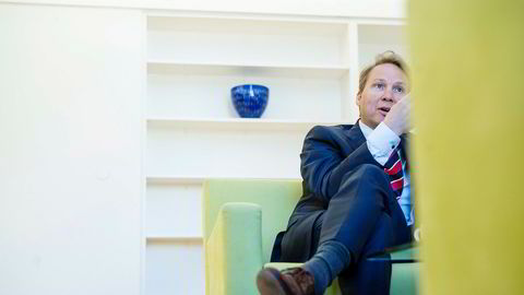 John Sætre var leder for personkundeområdet i Norges nest største bank inntil forrige uke, og ble sagt opp på dagen. Nå saksøker han banken.