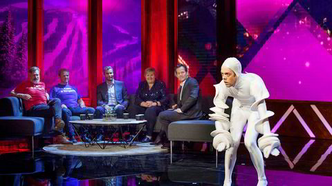Skuespillerne Trond Espen Seim (fra venstre) og Anders Baasmo Christiansen var gjester i det første programmet av «OL-kveld» sammen med tidligere langrennsløper Thomas Alsgaard og statsminister Erna Solberg. Anne Rimmen og Jon Almaas er programledere, mens komiker Calle Hellevang-Larsen underholder.