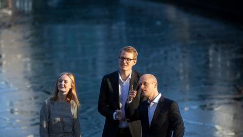 Sjeføkonom Øystein Børsum i Swedbank viser til at de norske lange rentene er drevet av utviklingen i de amerikanske rentene. Her sammen med makroøkonom Marlene Granerud (f.v.) og rente- og valutastrateg Kjetil Martinsen i Swedbank.