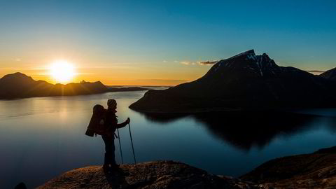 Mann på topptur i solnedgang på Helgelandskysten, som er modellklarert. Nå kan man også lage illustrasjonsbilder ved hjelp av kunstig intelligens (KI).