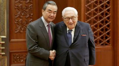 Kinas utenriksminister Wang Yi møter USAs tidligere utenriksminister Henry Kissinger i Beijing i  november 2019.