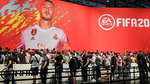 Siden 1990-tallet har spillutvikleren EA Sports og det internasjonale fotballforbundet Fifa hatt en lukrativ samarbeidsavtale som har gitt navn til spillserien med sistnevntes navn. Nå er det slutt. Avbildet er Real Madrid-spiller Eden Hazard på en promo-plakat for Fifa 20.