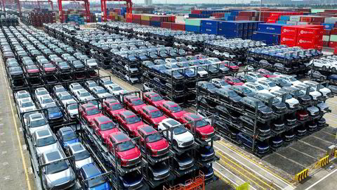 Den kinesiske bilprodusenten BYD har økt produksjonen og salget av elbiler kraftig i 2023. Veksten ventes å fortsette med nye fabrikker i Asia, Europa og Nord-Amerika. her fra Taicang-havnen i Jiangsu-provinsen.