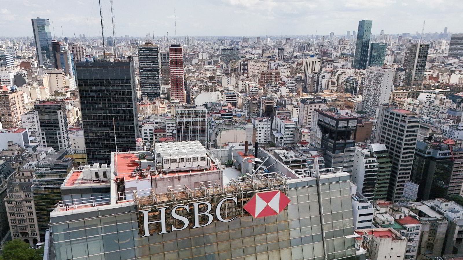 Storbank kutter globale ambisjoner – toppsjefen går av
