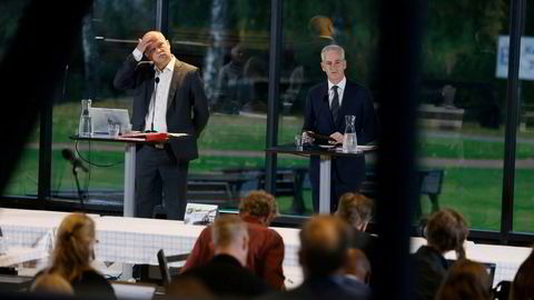 Finansminister Trygve Slagsvold Vedum (Sp) og statsminister Jonas Gahr Støre (Ap) på pressekonferansen på Blaafarveværket på Åmot da de fortalte om lakseskatten.