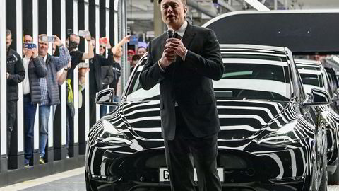 Elon Musk, som regnes som en sterk leder, åpnet ny Tesla-fabrikk i Tyskland i mars. Det er ingen beviser for at sterk ledelse over tid skaper bedre resultater, skriver artikkelforfatteren.