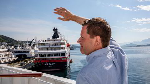 Hurtigruten-sjef Daniel Skjeldam vinker til mannskapet på en båt i opplag i Ålesund. Bildet er tatt sommeren 2020.