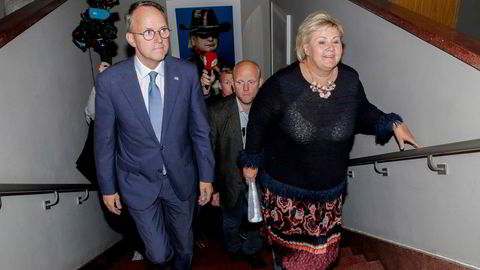 Daværende statsminister Erna Solberg på vei til en pressekonferanse sammen med statssekretær Oluf Ulseth. En rekke dokumenter Ulseth har mottatt ble først journalført etter valgnederlaget i høst.