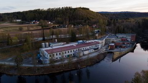 De gamle industrilokalene på Viul utenfor Hønefoss er kameraovervåket, og om kvelden kan naboene se at det er lys bak lukkede gardiner. Det strømmer fem megawatt – fem millioner watt – gjennom strømkablene og inn på fabrikken på Viul. Naboer spør seg hva som foregår på det tidligere tresliperiet nede ved Randselven.