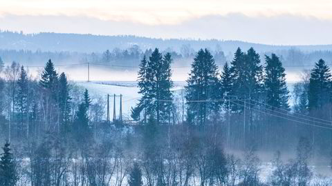 Strømkabler strekker seg gjennom vinterlandskapet ved Vormsund.