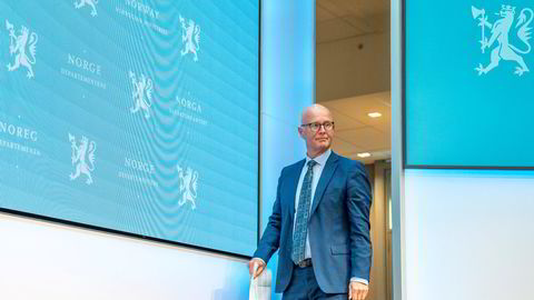 Helsedirektør Bjørn Guldvog varsler at han vil anbefale nye nasjonale koronatiltak.