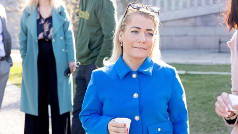 Landbruksminister Sandra Borch (Sp) går hardt ut mot dagligvarekjedene som hun mener skor seg på prisoppgang.