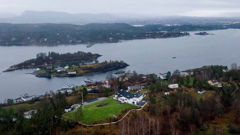 Sparebank 1 Østlandet har pant på totalt 40 millioner kroner i Villa Glitre på Gåsøya i Oslofjorden. Villaen eies fra skatteparadiset Isle of Man.