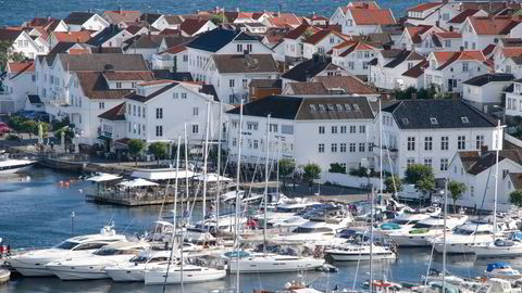 Risør med sine hvite trehus og gjestehavnen fylt opp av båter, sommeren 2020.