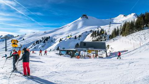 Salget av flybilletter via Finn.no har gått kraftig ned de seneste ukene. Her skiturister i Østerrike.