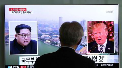 USAs president Donald Trump og Nord-Koreas leder Kim Jong-un, her sett på en TV-skjerm i Sør-Korea.