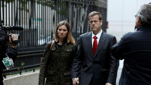 Andrew Caspersen og hans kone Christina Caspersen forlater retten i New York fredag. Andrew Caspersen ble løslatt mot kausjon fredag, og skal sone sin dom fra januar.