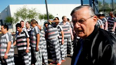 Bildet er fra 2009 og viser daværende sherriff i Maricopa County Joe Arpaio i ferd med å flyte innsatte kledd i fangedrakter i et av hans fengsler. Arpaio ble dømt for å ikke følge en rettsordre, men ble benådet av president Donald Trump.