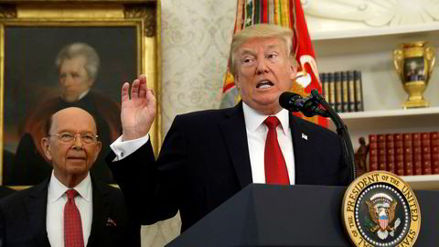 Handelsminister Wilbur Ross står bak president Donald Trump under en seremoni i Det hvite hus.