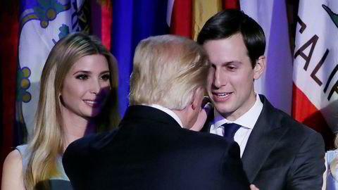 Her er Donald Trump med sin svigersønn law Jared Kushner og datteren Ivanka Trump.