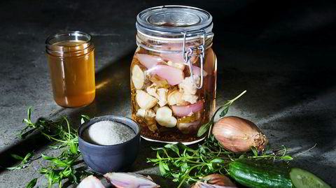 Urtesyltet pickles. Agurkene smaker best når du sylter dem selv, gjerne sammen med blomkål, løk og estragon.