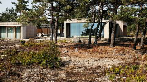 Alle gode ting er tre. Den bilfrie halvøya Bungenäs på Gotland er blitt et yndet feriested med spektakulær natur og prisvinnende arkitektur. Dette huset, som eies av tre kompiser, består av hovedbygningen til høyre, mens de tre soverommene er plassert rundt den.
