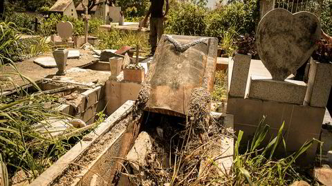 Gravrøverne. På den sørlige kirkegården i Caracas er en stor del av gravene åpnet av gravrøvere på jakt etter de dødes verdisaker. Plyndringen av kirkegårdene i landet er et av de mest bisarre utslagene av krisen i Venezuela.