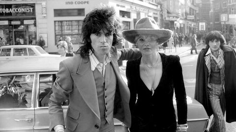 Keith Richards og tysk-italienske Anita Pallenberg møter myndighetene igjen i London i 1973. De var i et stormfullt forhold fra 1967 til 1980 og fikk tre barn sammen.