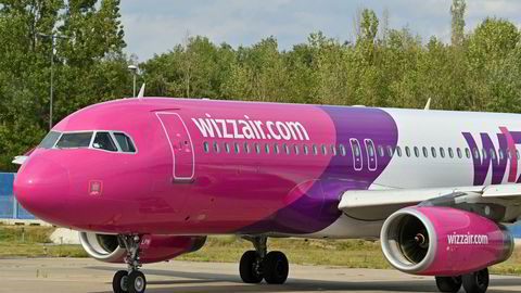 Et fly fra det ungarske lavprisselskapet Wizz er står parkert på Berlin-Schönfeld-flyplassen i Tyskland.