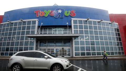 En Toys R Us-butikk i Elizabeth i New Jersey. Leketøysgiganten kommer til å legge ned 180 butikker, rundt 20 prosent av alle sine amerikanske butikker.