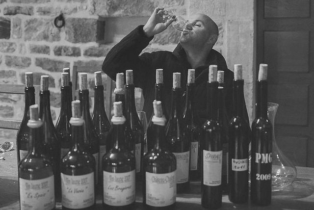 Altmuligmann. Stéphane Tissot kan lage opp mot et femtitalls ulike viner hvert eneste år. De er musserende, hvite, søte, gule og røde. Foto: Jimmy Linus
